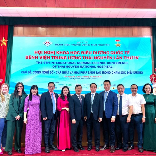 2024年10月12日  本會張理事長與楊閔盛理事出席越南泰源國立醫學中心第四屆國際護理照護學術研討會議，擔任主題演講，推廣台灣AI醫療的強項並與當地衛生部及醫護主管交流。