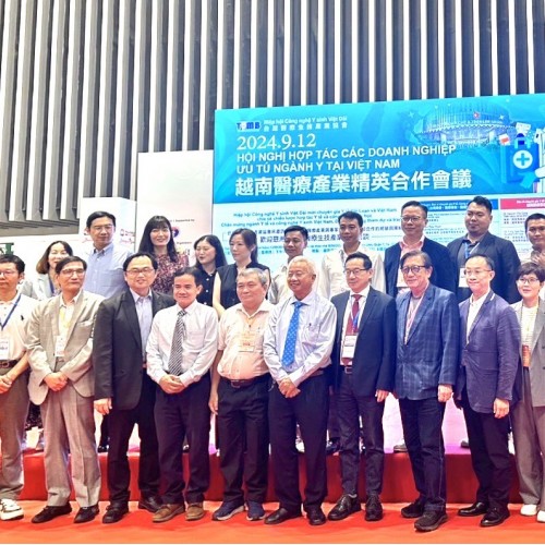 2024年09月13日 本會理事長、張副理事長、許碧珠理事、阮美香副秘書長和多位顧問共同出席2024年9月胡志明醫療藥品展並舉行越南醫療產業精英合作會議，與會者進行精彩的演講以及激烈的討論