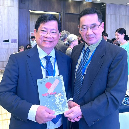 2025年5月16日，本會理事長及台中榮總黃俊德醫師等受邀出席越南胡志明市腫瘤醫院40週年學術研討會，並演講台灣精準醫學新科技