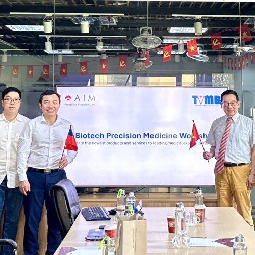 2025年9月本會理事長與本會會員采風智匯陳帛承經理與群益生技林念遊總經理邀請河內、海防、泰源等醫學專家於河內舉辦AI智慧醫療研討會，針對台灣最新發展的醫療AI智慧創新服務非常成功進行深入熱烈的討論！