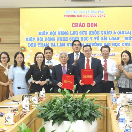 2022年9月12日，九龍大學: 與台灣越南醫療生技產業協會的對接和合作